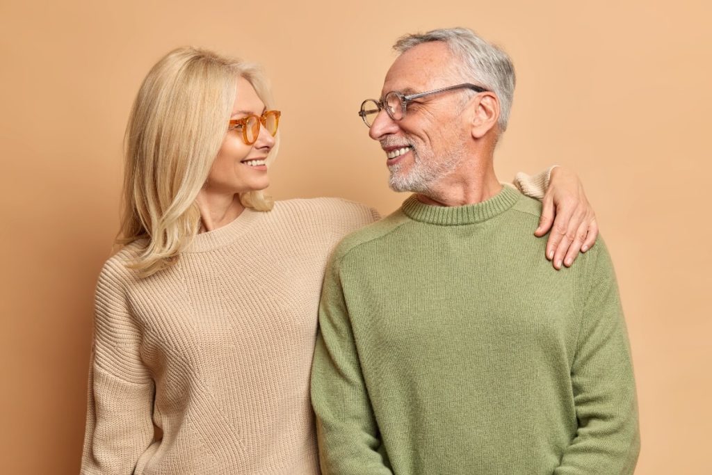 beneficios-implantes-dentales-frente-a-dentadura-postiza